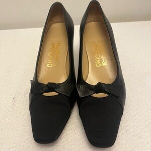 SALVATORE FERRAGAMO-Vintage Black Leather Classic w/Bow Heel Sz 9B
